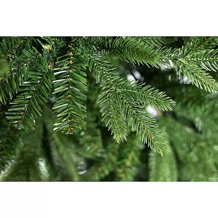 Künstlicher Weihnachtsbaum Sherwoord - Höhe: 210 cm - Nahaufnahme von grünen, künstlichen Tannenzweigen mit realistischen und flach geschnittenen Nadeln.