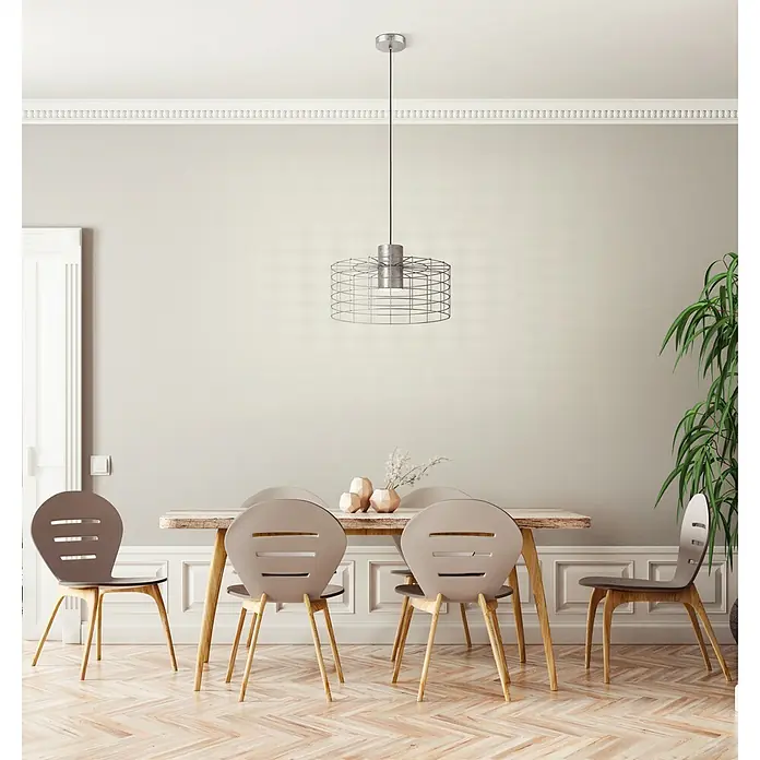 Eglo Pendelleuchte rund MILLIGAN - 40 W, Ø x H: 480 mm x 110 cm, Weiß-verzinkt, E27 - Eine moderne Pendelleuchte aus Metallgeflecht hängt über einem Esstisch mit Stühlen in einem stilvollen Interieur.