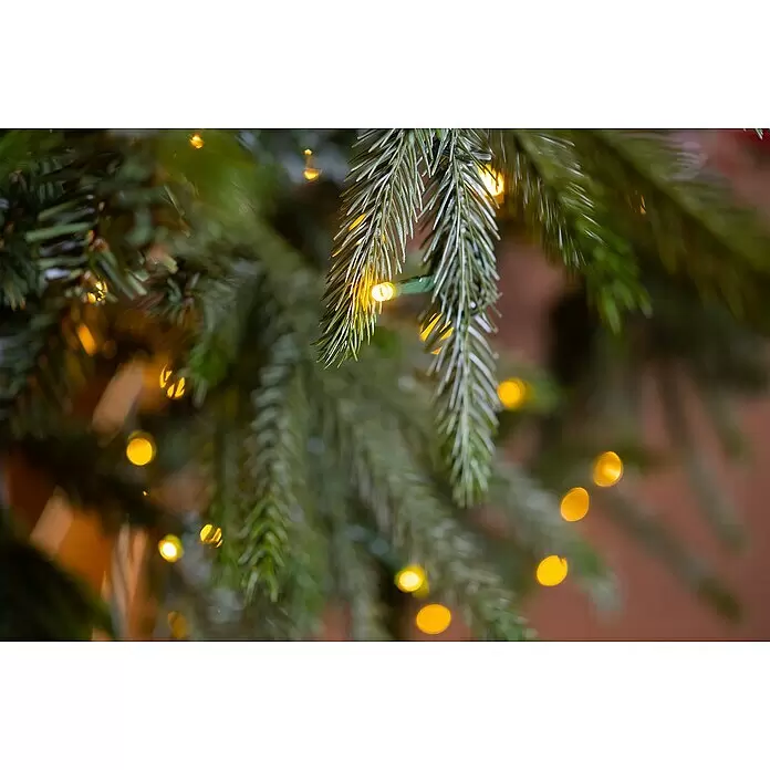 LED-Weihnachtsbaum Richmond - Höhe: 228 cm - Nahaufnahme von künstlichen grünen Tannenzweigen mit warmweißen LED-Lichtern, festliche Stimmung erzeugend.