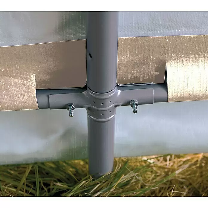 ShelterLogic Gewächshaus - Außenmaß inkl. Dachüberstand (B x T): 240 x 200 cm, Material Seitenwand: Kunststoff, Weiß - Graues Metallrahmen-Verbindungsstück befestigt eine helle Stoffplane mit zwei Schrauben.