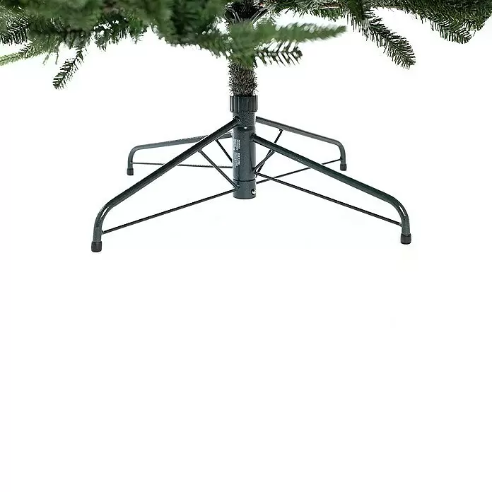 Künstlicher Weihnachtsbaum Sherwoord - Höhe: 210 cm - Stamm eines künstlichen Weihnachtsbaums mit grünen Nadeln, gestützt von einem dunkelgrünen Metallklappständer.