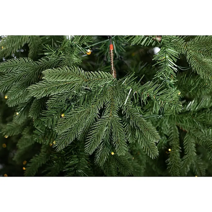 Künstlicher Weihnachtsbaum Roswell - Höhe: 210 cm, Grün, LED-Beleuchtung - Nahaufnahme eines üppigen künstlichen Weihnachtsbaums mit warmweißen Lichtern und detailgetreuen grünen Nadeln.