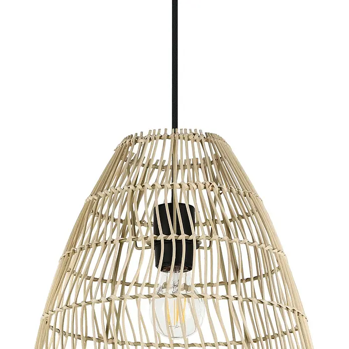 Eglo Pendelleuchte AYESGARTH - 40 W, Schwarz, E27 - Nahaufnahme einer Pendelleuchte mit einem Lampenschirm aus hellem Rattan und einer Edison-Glühbirne.