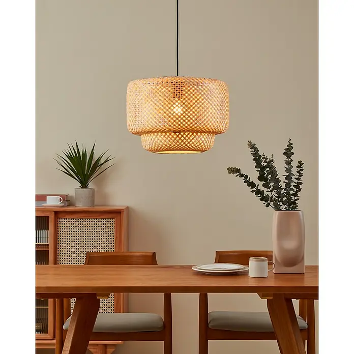 Eglo Pendelleuchte HETTONLE - 40 W, Schwarz, E27 - Ein handgefertigter Lampenschirm aus Bambusgeflecht, der warmes Licht in einem Esszimmer verbreitet. Ideal für gemütliche Abende.