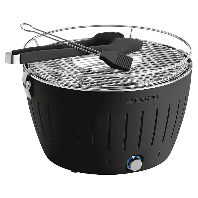 LotusGrill Barbacoa de carbón - Diámetro de la superficie de la parrilla: 34 cm, Negro - Un LotusGrill negro con pinzas y cepillo. Ideal para noches de barbacoa, práctico y elegante para momentos inolvidables.
