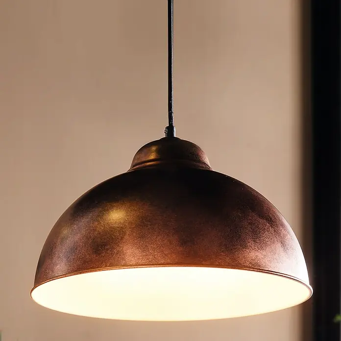 Eglo Lámpara colgante redonda Truro 2 - Altura: 110 cm, Cobre - Primer plano de una lámpara colgante iluminada de color cobre, creando un ambiente cálido y acogedor.