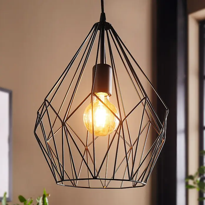 Eglo Pendelleuchte rund Carlton - Höhe: 110 cm, Schwarz - Eine moderne Pendelleuchte mit einem geometrischen, schwarzen Drahtgestell und einer warm leuchtenden Glühbirne im Inneren.