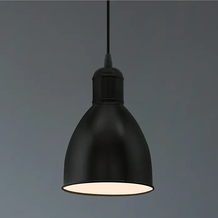 Eglo Priddy Pendelleuchte rund - Ø x H: 15,5 x 110 cm - Nahaufnahme einer schwarzen Hängelampe mit industriellem Design, die ein warmes Licht abgibt und eine stilvolle Beleuchtung bietet.