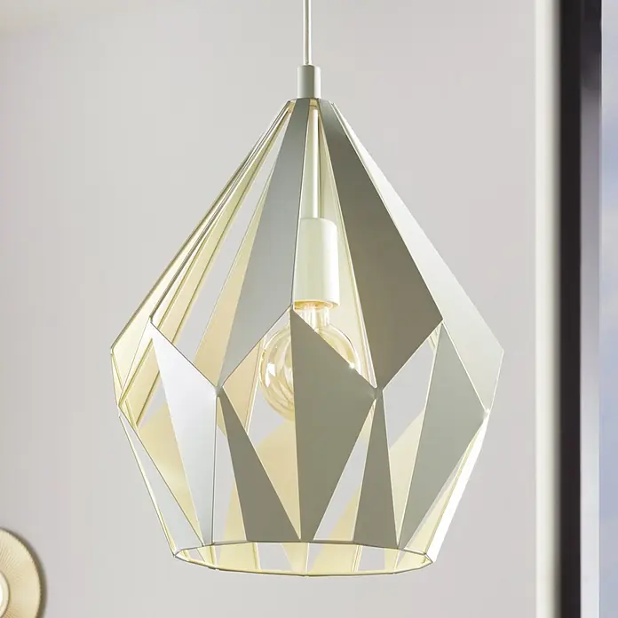 Eglo Pendelleuchte Carlton-P - Höhe: 150 cm - Nahaufnahme einer dekorativen geometrischen Pendelleuchte in einem modernen Interieur, die ein warmes Licht ausstrahlt.