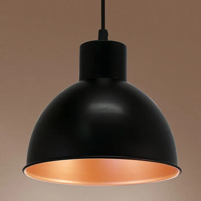 Eglo Pendelleuchte rund Truro - Höhe: 110 cm, Durchmesser: 210 mm - Eine einzelne schwarze Hängelampe mit einem warmen, goldenen Innenraum, die ein stimmungsvolles Licht erzeugt.
