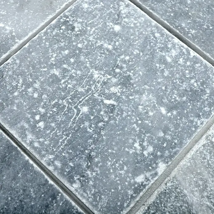 Antikmarmorfliese Bardiglio Marble - 10 x 10 cm, Anthrazit, Matt - Nahaufnahme von grauen Marmorfliesen mit weißen Sprenkeln und subtilen Adern, die ein elegantes und robustes Erscheinungsbild vermitteln.