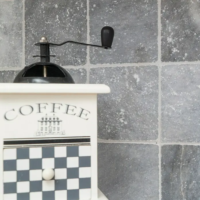 Antikmarmorfliese Bardiglio Marble - 10 x 10 cm, Anthrazit, Matt - Nahaufnahme einer stilvollen Kaffeemühle mit der Aufschrift "Coffee", ideal für Kaffeeliebhaber, die Wert auf Retro-Design legen.
