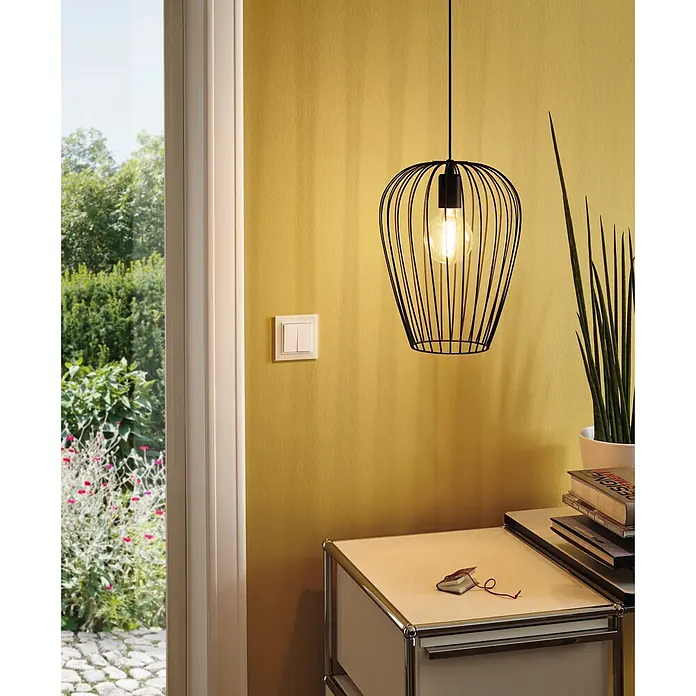 Eglo Newtown Pendelleuchte rund - Höhe: 110 cm - Ein stilvolles Interieur mit einer modernen Pendelleuchte über einem eleganten Tisch und einem Blick ins Grüne durch die Tür.