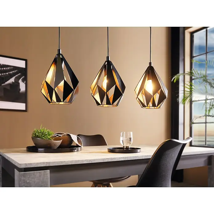 Eglo Carlton 1 Pendelleuchte rund - Ø x H: 205 mm x 110 cm - Ein Esstisch mit drei modernen, geometrischen Hängeleuchten in Schwarz und Gold.