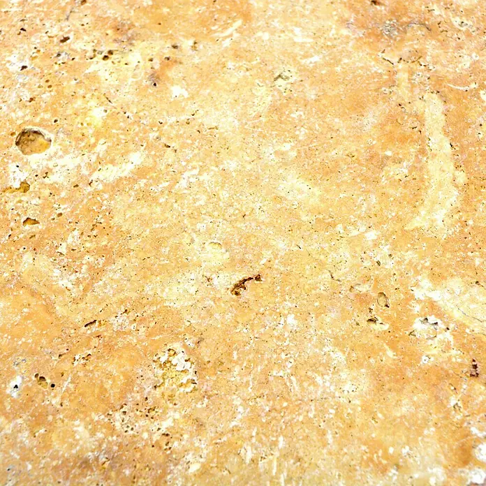 Antikmarmorfliese Travertin Gold - 30,5 x 30,5 cm, Gold, Matt - Nahaufnahme eines polierten Travertin-Steinprodukts mit warmen Gelb- und Beigetönen, das seine natürliche Textur und einzigartige Muster hervorhebt.