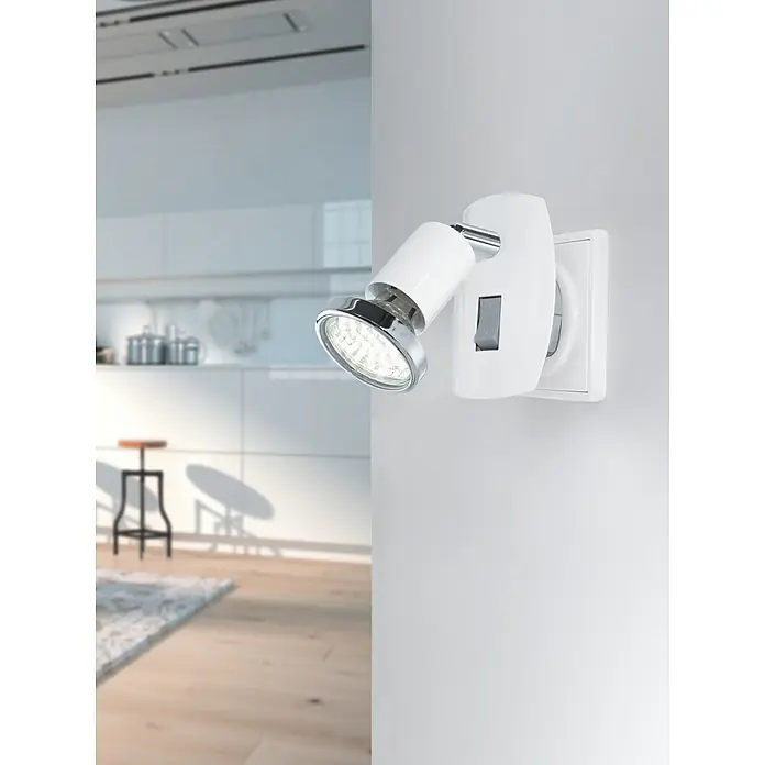 Eglo Mini 4 Steckdosenspot - 3 W, Weiß - Nahaufnahme einer stilvollen, weißen Wandleuchte mit verstellbarem Chromkopf, die ein modernes Küchendesign ergänzt.