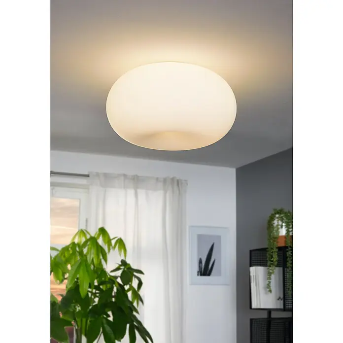 Eglo Optica Deckenleuchte rund Optica - 120 W, Ø x H: 350 mm x 21 cm, Weiß, E27 - Nahaufnahme einer modernen, runden Deckenleuchte, die ein warmes, diffuses Licht in einem stilvollen Raum erzeugt.