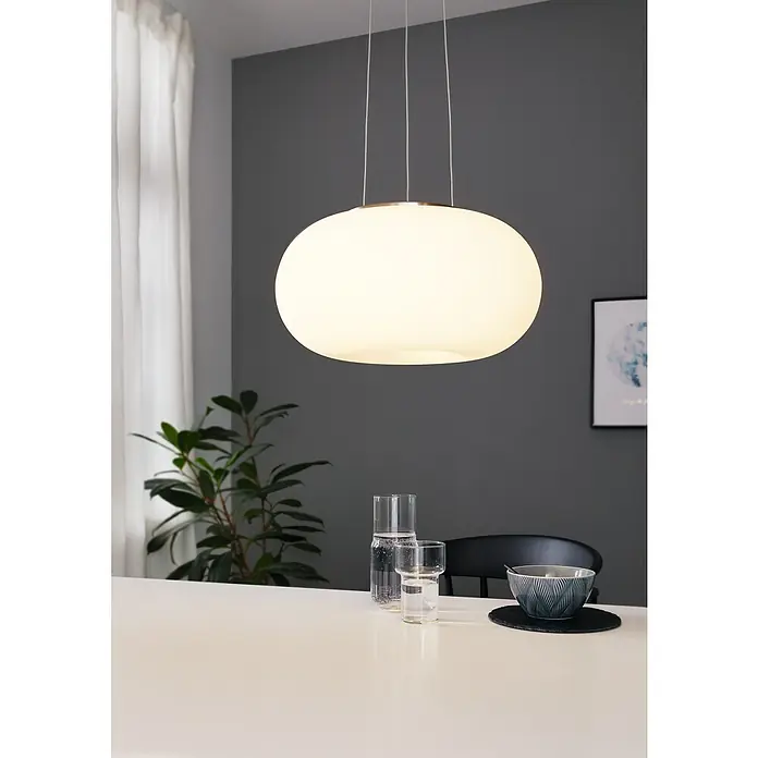 Eglo Optica Pendelleuchte - 120 W, Ø x H: 350 mm x 110 cm, E27 - Eine moderne, ovale Hängelampe mit einem sanften, diffusen Licht, perfekt für Esszimmer. Sie hängt über einem stilvollen Tischarrangement.