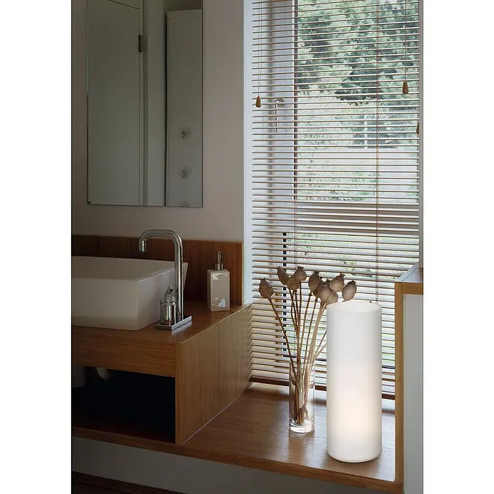 Eglo Tischleuchte rund Geo - 60 W, Ø x H: 120 mm x 35 cm, Weiß, Weiß, E27 - Nahaufnahme eines Badezimmers mit einem Waschbecken, einer Lampe und einer Vase mit Blumen.