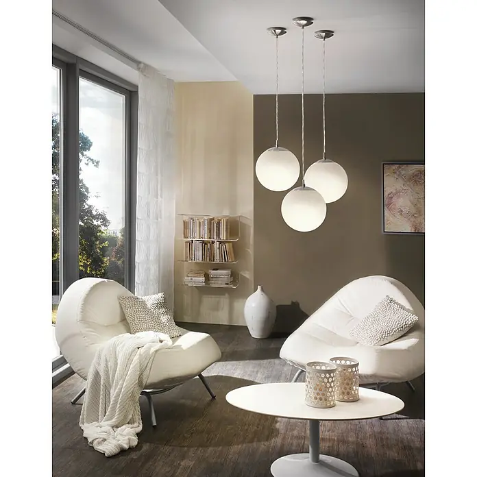 Eglo Pendelleuchte rund Rondo - Durchmesser: 300 mm - Elegantes Wohnzimmer mit drei runden, weißen Hängeleuchten über einem weißen Couchtisch, umgeben von modernen Sesseln und natürlichem Licht.