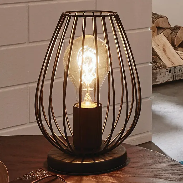 Eglo Newtown Tischleuchte rund - 60 W, Ø x H: 160 mm x 23 cm, Schwarz, E27 - Eine Nahaufnahme einer modernen Tischleuchte mit einem dekorativen, käfigartigen Lampenschirm und einer warm leuchtenden Glühbirne.