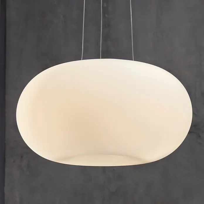Eglo Pendelleuchte - 120 W, Ø x H: 445 mm x 110 cm, E27 - Nahaufnahme einer modernen, ovalen Hängelampe mit sanftem Licht vor einem dunklen Hintergrund.
