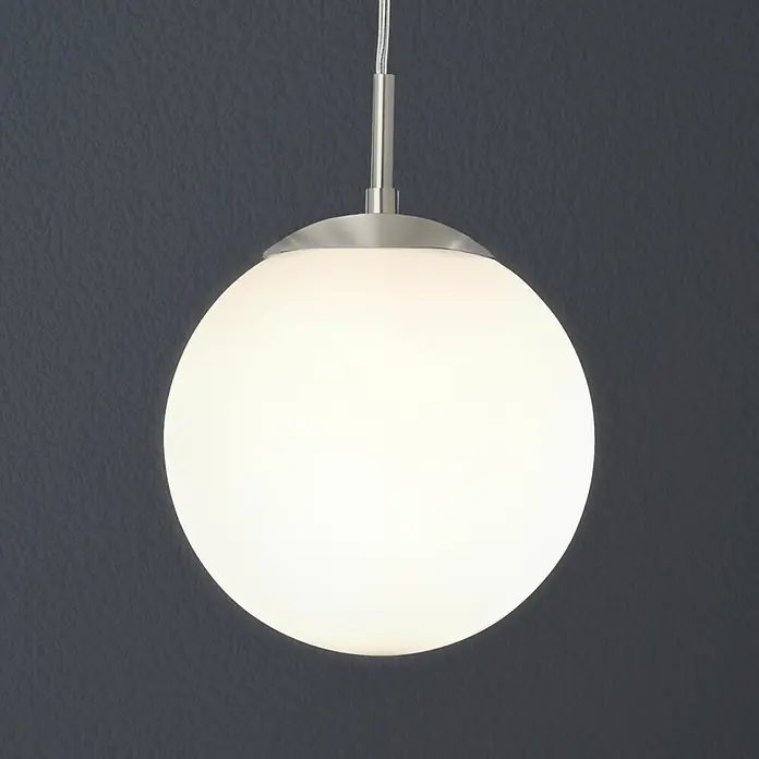 Eglo Pendelleuchte rund Rondo - Durchmesser: 200 mm - Nahaufnahme einer modernen, kugelförmigen Pendelleuchte mit mattem Finish und silbernen Akzenten vor einem dunklen Hintergrund.