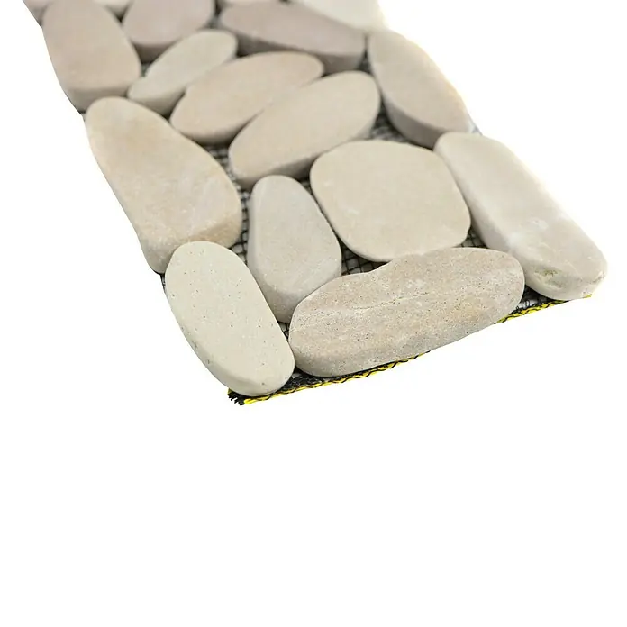 Fliesenbordüre Kiesel BO IN14KS30 x 10 cm, Beige, Matt - Bild eines Mosaiks aus beigen Kieselsteinen auf einem Netz, ideal für Bad oder Garten, für eine natürliche und beruhigende Atmosphäre.