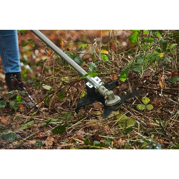 Ryobi ONE+HP Akku-Freischneider RY18BCX26A-0 - 18 V, Ohne Akku, Schnittbreite Faden: 38 cm, Schnittbreite Messer: 26 cm - Freischneider im Einsatz gegen dichtes Gestrüpp, ideal für die Gartenarbeit und Landschaftspflege.