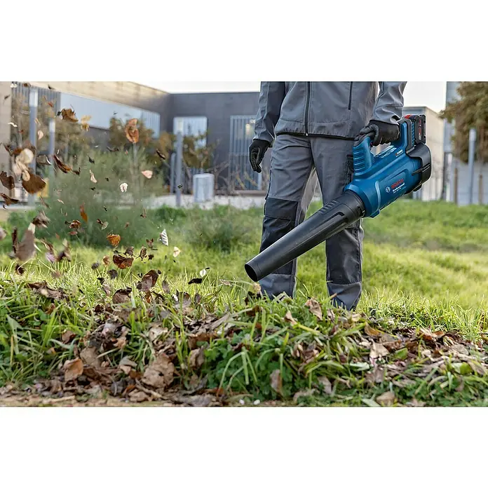 Bosch Professional AMPShare 18V Akku-Gebläse GBL 18V-750 - 18 V, Ohne Akku, Blasgeschwindigkeit: 198 km/h - Der Bosch Akku-Laubbläser in Aktion: Leistungsstark und effizient bei der Gartenarbeit, um Laub mühelos zu entfernen.