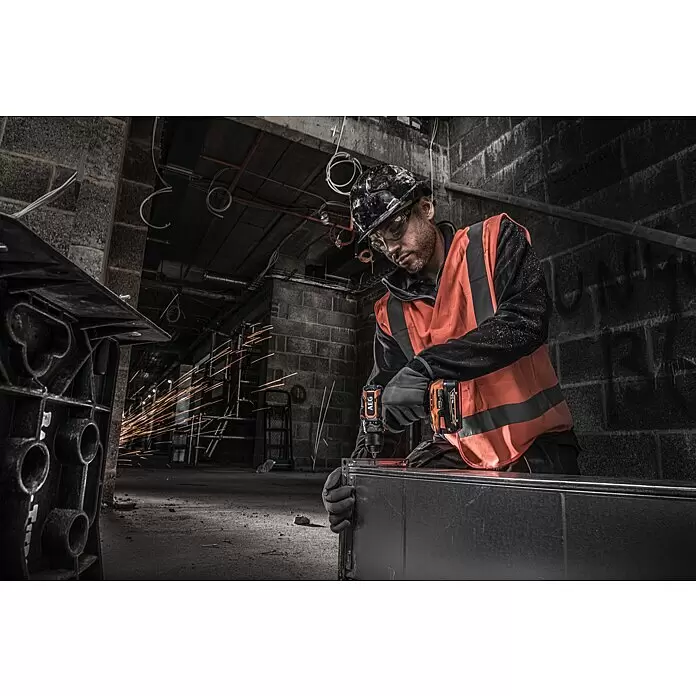 AEG Pro 18V Taladro atornillador de batería BS18SBL-202C - 18 V, 2 baterías, 2 Ah, 60 Nm - Taladro AEG naranja y negro en uso, fijando conductos metálicos con chispas.