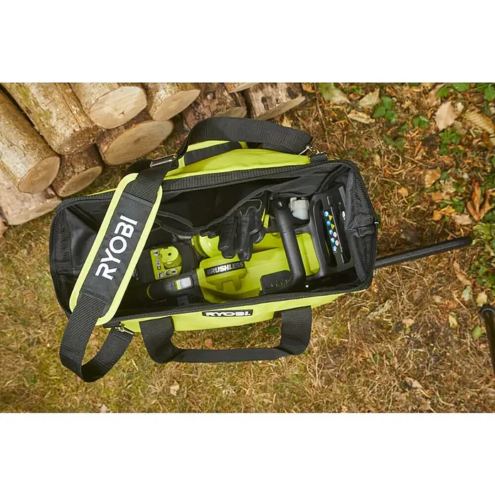 Ryobi Aufbewahrungstasche RAC256 - Passend für: 18 V und 36 V Ryobi Kettensägen - Eine gelbe Ryobi-Werkzeugtasche mit einer Akku-Kettensäge, einem Akku und Arbeitshandschuhen, die für Holzbearbeitungsarbeiten geeignet sind.