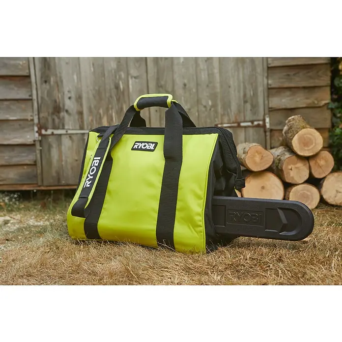 Ryobi Aufbewahrungstasche RAC256Passend für: 18 V und 36 V Ryobi Kettensägen - Eine leuchtend grüne Ryobi-Tasche mit schwarzen Akzenten und dem Ryobi-Logo, die zum Transport einer Kettensäge dient, steht im Freien.