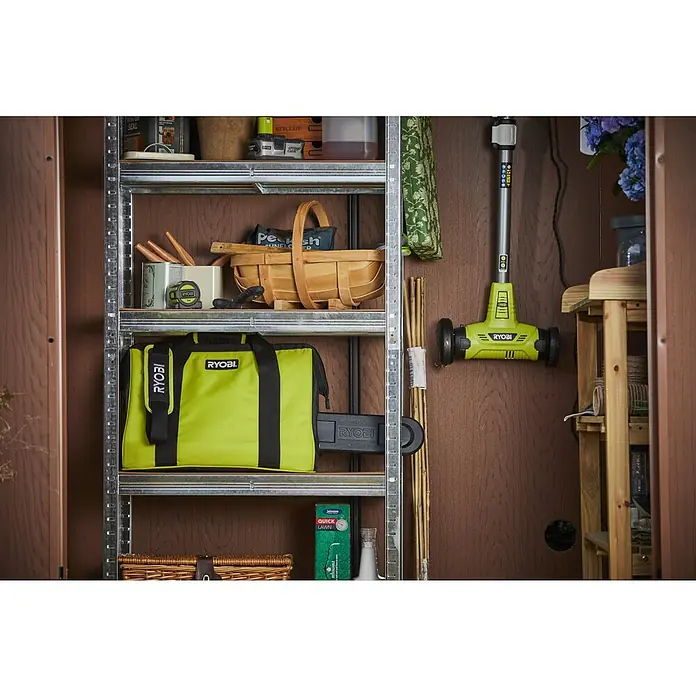Ryobi Aufbewahrungstasche RAC256 - Passend für: 18 V und 36 V Ryobi Kettensägen - Aufnahme eines Werkzeugschranks mit Regalen, auf denen verschiedene Werkzeuge von Ryobi aufbewahrt werden.