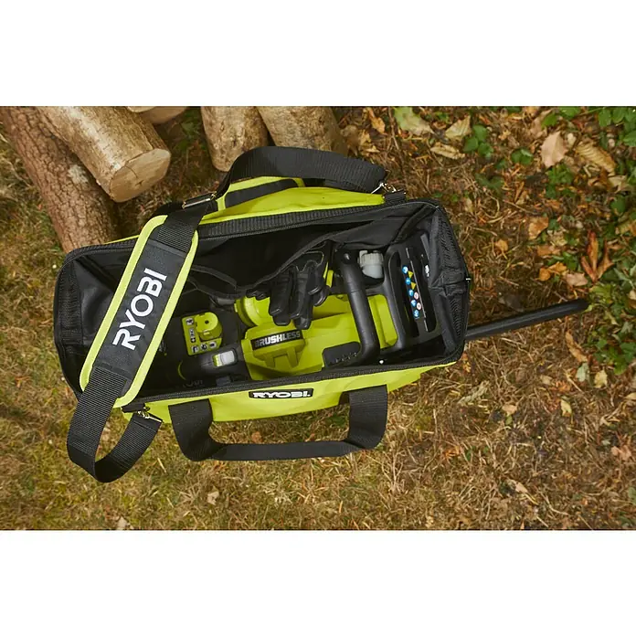 Ryobi Aufbewahrungstasche RAC256 - Passend für: 18 V und 36 V Ryobi Kettensägen - Die grüne Ryobi Werkzeugtasche, gefüllt mit einer Akku-Kettensäge und Werkzeugen, liegt neben Holzstämmen auf dem Boden.