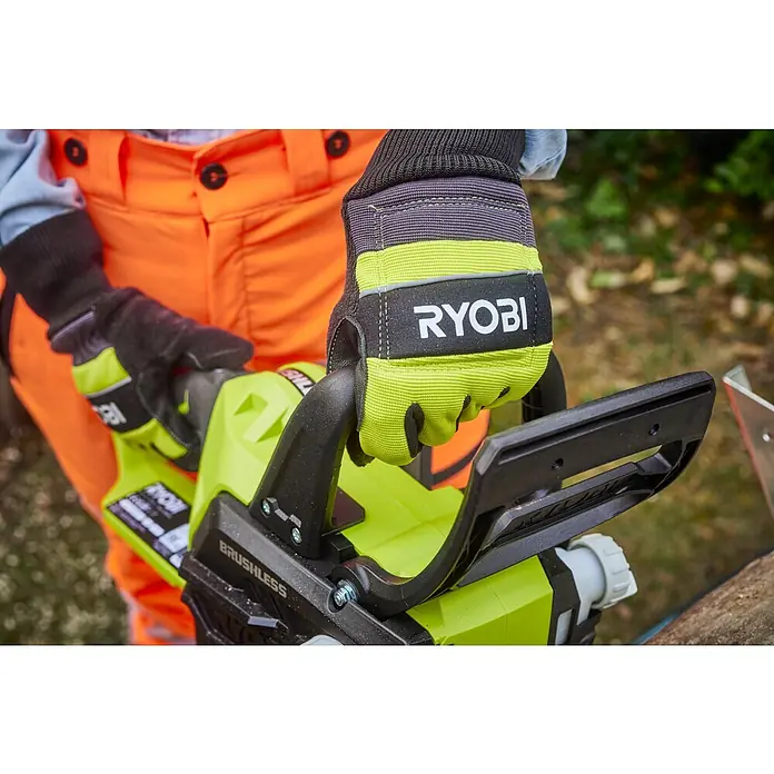 Ryobi Schutzhandschuhe RAC258 - XL - Nahaufnahme einer Person, die eine Ryobi Akku-Kettensäge mit Ryobi Handschuhen bedient, ideal für Gartenarbeiten.