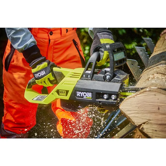 Ryobi Schutzhandschuhe RAC258 - M - Nahaufnahme einer Ryobi Akku-Kettensäge beim Zerschneiden eines Baumstamms im Freien, wobei Holzspäne herumfliegen.