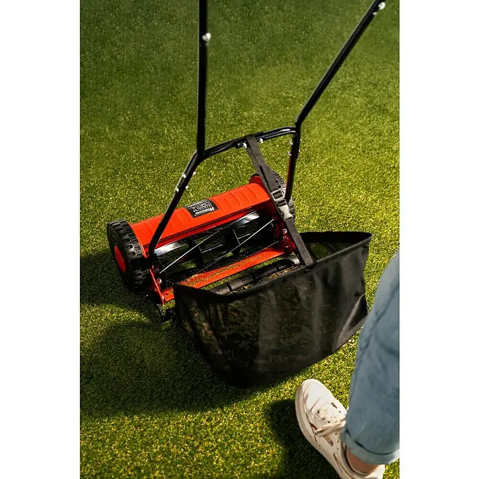 Hurricane Spindelmäher HHR 40 - Schnittbreite: 40 cm - Ein roter Spindelmäher mit einem schwarzen Grasfangkorb steht auf grünem Rasen, bereit für den Einsatz.