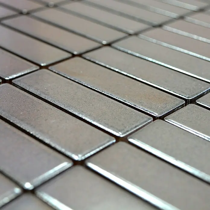 Mosaikfliese Stäbchen Uni ST SILVER - 29,7 x 29 cm, Silber, Matt - Nahaufnahme von rechteckigen, silberfarbenen Metallmagneten, die ein glänzendes und reflektierendes Muster bilden.