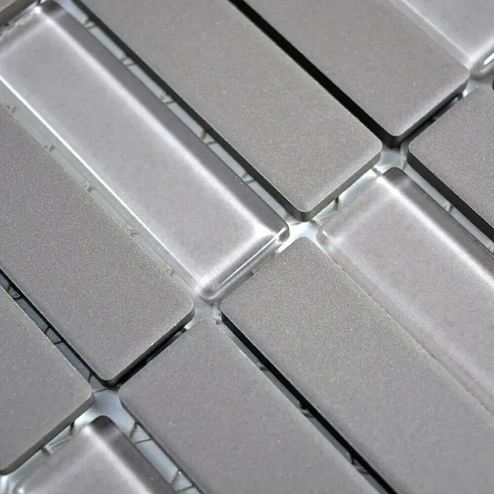 Mosaikfliese Stäbchen Mix CU ST G91 - 29,7 x 29 cm, Grau, Matt - Nahaufnahme von länglichen, grau-silbernen Mosaikfliesen mit matter Oberfläche, die ein modernes Design für Bad oder Küche bieten.
