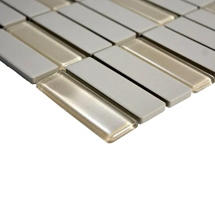 Mosaikfliese Stäbchen Mix CU ST G101 - 29,7 x 29 cm, Hellgrau, Matt - Nahaufnahme eines Mosaiks mit beigen und grauen, rechteckigen Glas- und Keramikfliesen für Wand- und Bodengestaltung.