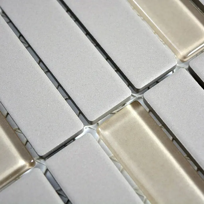 Mosaikfliese Stäbchen Mix CU ST G101 - 29,7 x 29 cm, Hellgrau, Matt - Nahaufnahme eines Mosaiks mit rechteckigen, hellgrauen und beigen Steinen. Das Muster erzeugt ein modernes und stilvolles Erscheinungsbild.