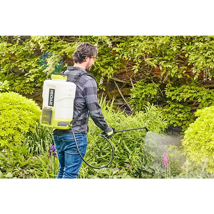 Ryobi ONE+ Drucksprühgerät 18V RY18BPSB-0 - Betriebsdruck: 3 bar - 6 bar - Mann benutzt einen RYOBI ONE+ Akku-Rückensprüher im Garten, um Pflanzen zu behandeln. Praktisch und effizient für die Gartenpflege.