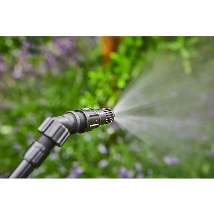 Ryobi ONE+ Drucksprühgerät 18V RY18BPSB-0 - Betriebsdruck: 3 bar - 6 bar - Nahaufnahme einer Sprühdüse, die Wasser versprüht, ideal für Gartenbewässerung.
