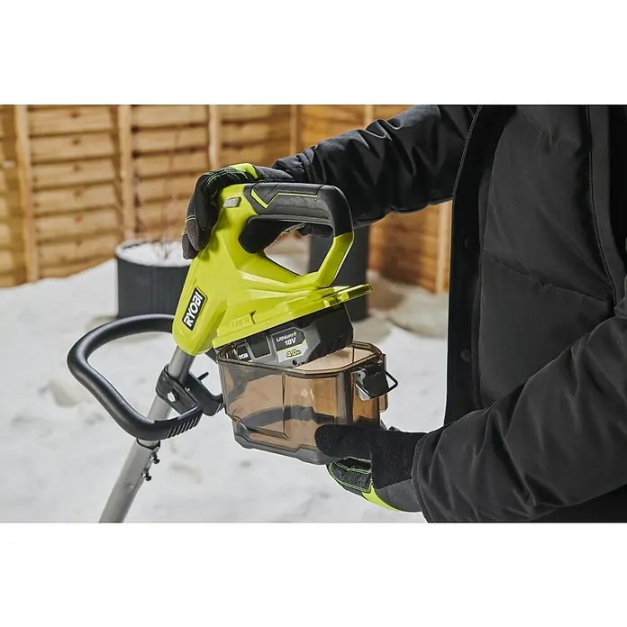 Ryobi ONE+ Akku-Schneefräse RY18ST25A-0 - 18 V, Ohne Akku, Arbeitsbreite: 25 cm - Nahaufnahme eines RYOBI Laubbläsers/Saugers, der in einer verschneiten Umgebung von einer Person mit Handschuhen gehalten wird.
