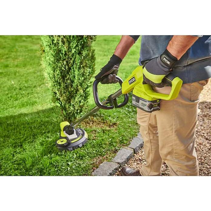 Ryobi ONE+ Akku-Rasentrimmer RY18LT33A - 18 V, Ohne Akku - Ein Mann bedient einen Ryobi Akku-Rasentrimmer im Garten, um präzise Rasenkanten zu schneiden. Der Trimmer liegt gut in der Hand.