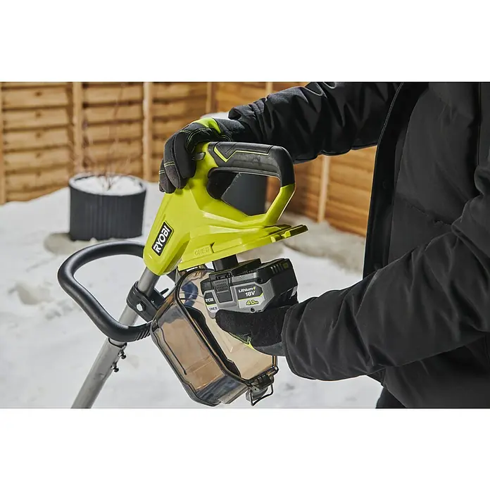 Ryobi ONE+ Akku-Schneefräse RY18ST25A-0 - 18 V, Ohne Akku, Arbeitsbreite: 25 cm - Nahaufnahme eines Ryobi ONE+ Akku-Schneeschiebers, der die Kompatibilität mit Ryobis Akkusystem hervorhebt.