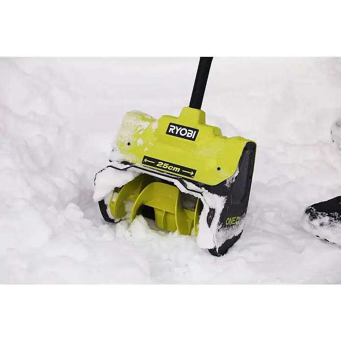 Ryobi ONE+ Akku-Schneefräse RY18ST25A-0 - 18 V, Ohne Akku, Arbeitsbreite: 25 cm - Nahaufnahme einer gelben Ryobi ONE+ Schneefräse im Schnee, die für effiziente Schneeräumung entwickelt wurde.