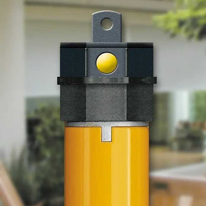 Schellenberg Motor tubular Mini Plus 10 - Superficie de persiana enrollable máx.: 6 m² para persianas de plástico, Longitud de instalación: 570 mm, Fuerza de tracción: 25 kg - Primer plano de un eje de persiana enrollable amarillo con elementos de fijación, ideal para catálogos de productos y tiendas online.