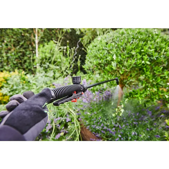 Ryobi ONE+ Akku-Drucksprühgerät 18V RY18BPSB-0 - 18 V, Li-Ionen, Ohne Akku, Betriebsdruck: 3 bar - 6 bar - Nahaufnahme einer Person, die mit einer Gartenspritze Pflanzen besprüht.